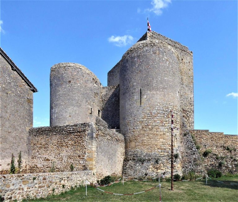 Château de Semur-en-Brionnais: A Medieval Fortified Castle in France