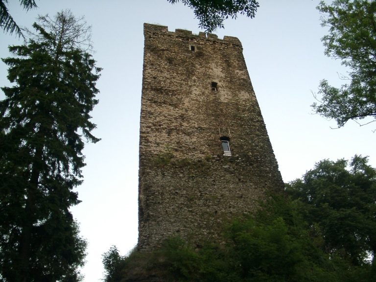 Grenzau Castle: An Isenburg Spur Castle in Germany