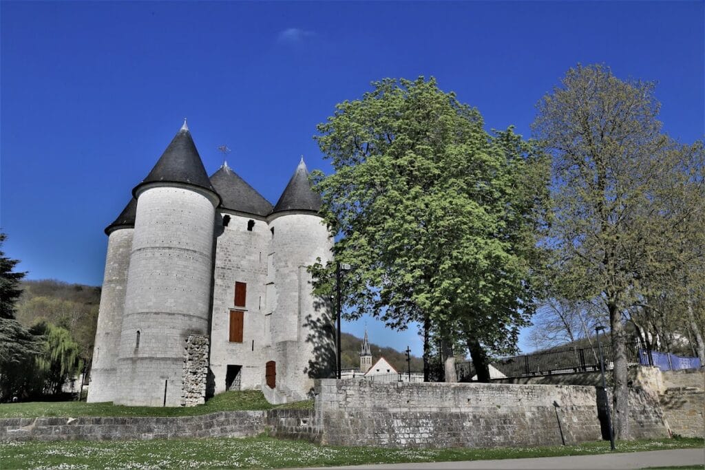 Château des Tourelles: A Medieval Bridge Fortress in Vernon, France 1 Château des Tourelles