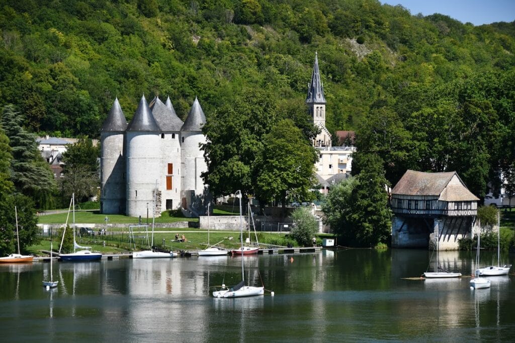 Château des Tourelles: A Medieval Bridge Fortress in Vernon, France 2 Château des Tourelles