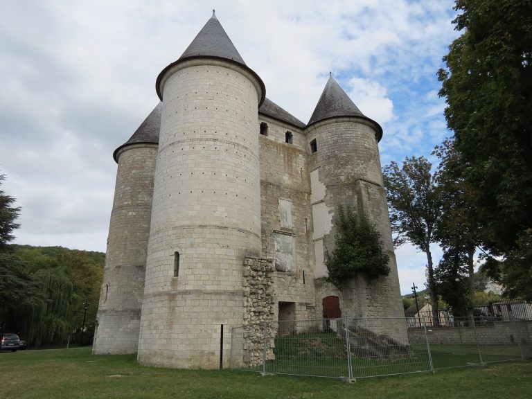 Château des Tourelles: A Medieval Bridge Fortress in Vernon, France