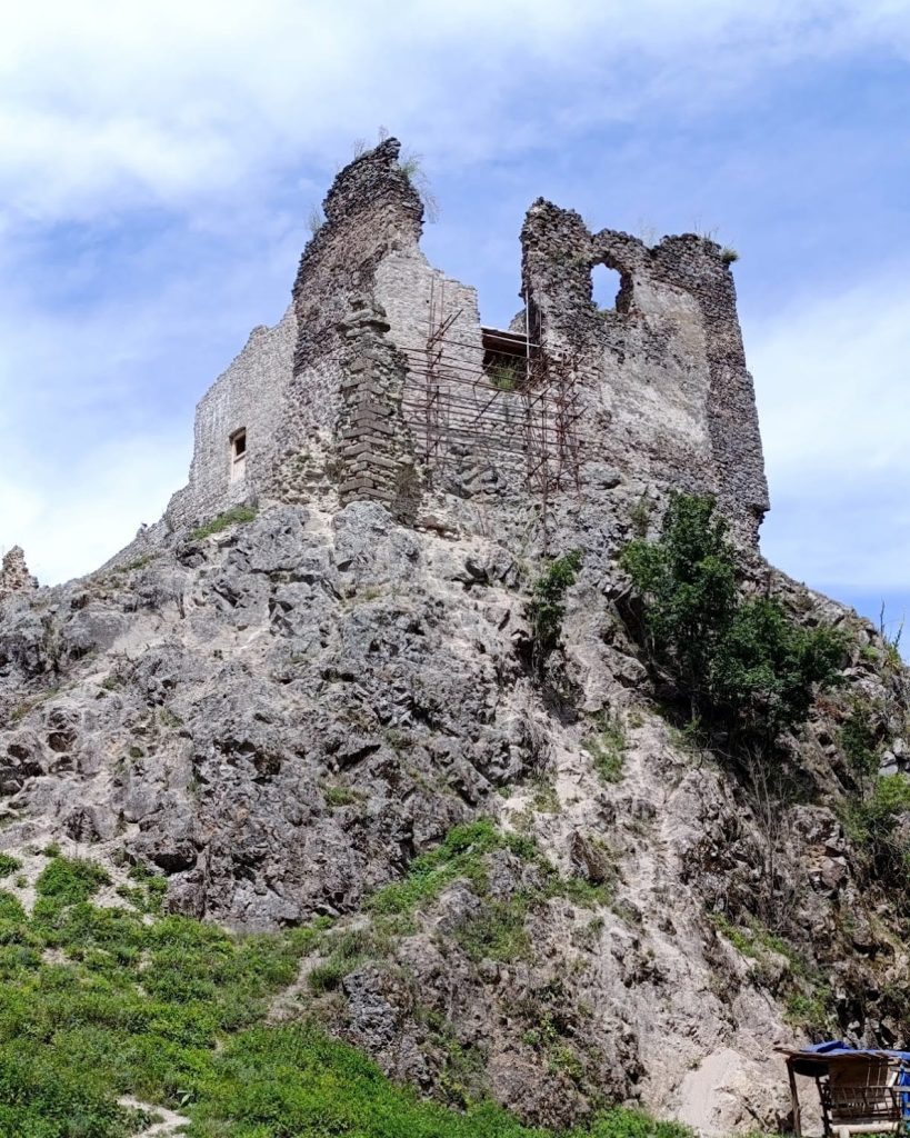 Šášov Castle: A Medieval Royal Fortress in Slovakia 2 Šášov Castle