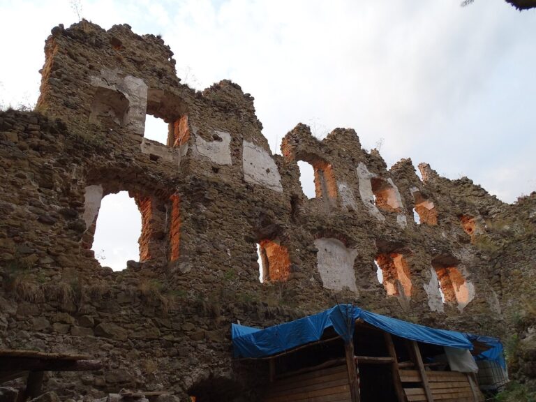 Šášov Castle: A Medieval Royal Fortress in Slovakia