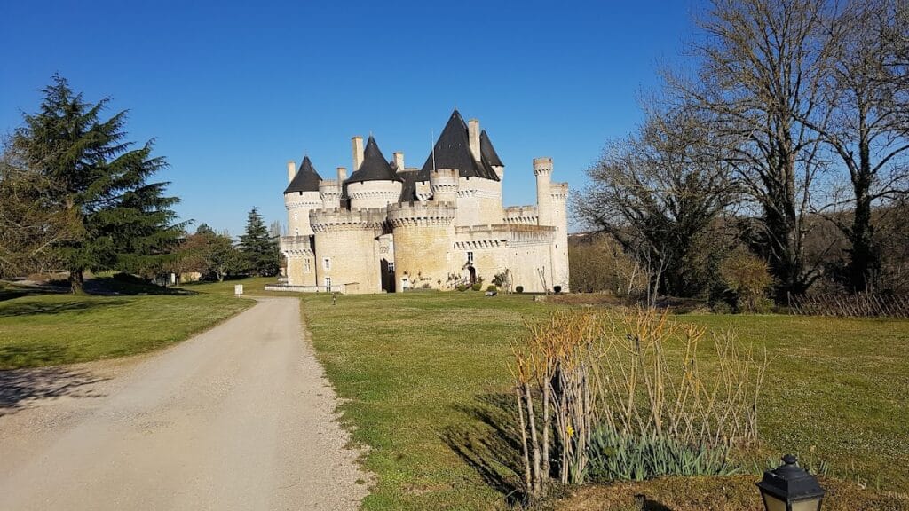 Château de Chabenet: A Fortified Residence in France 1 Château de Chabenet