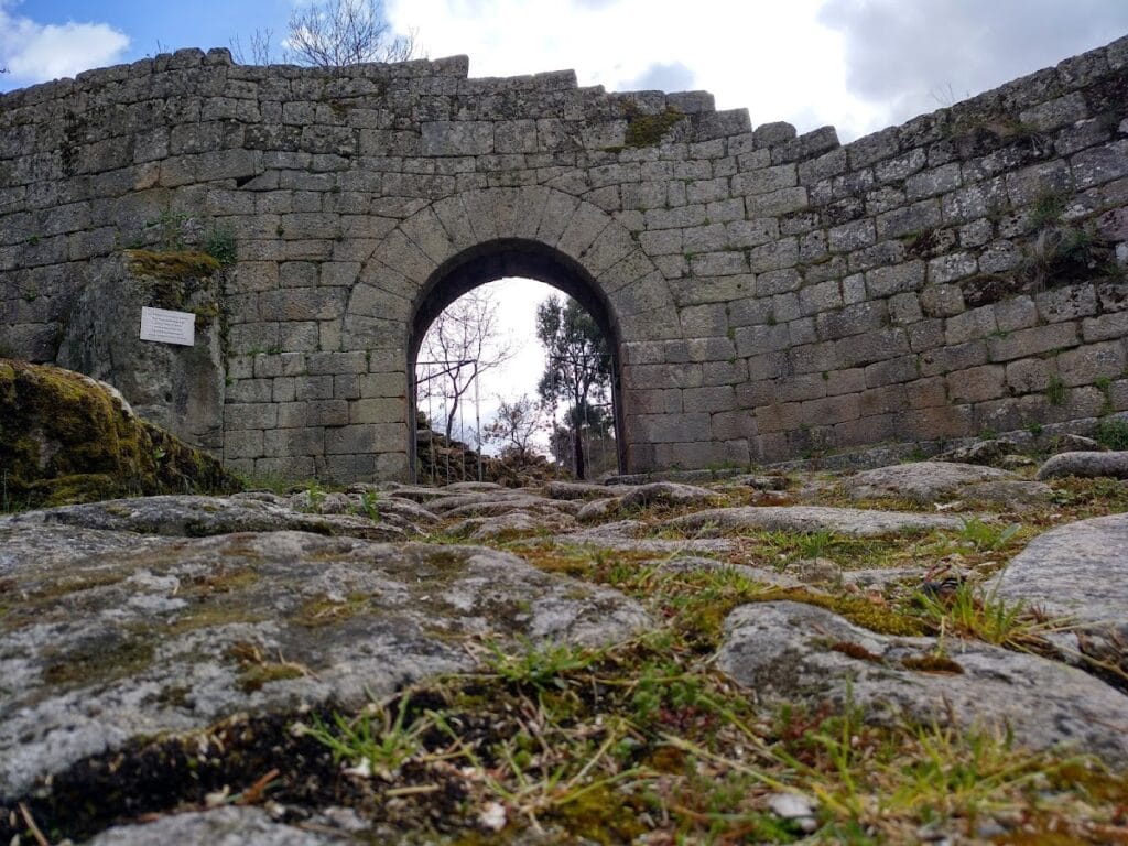 Castle of Carrazeda (ruins)
