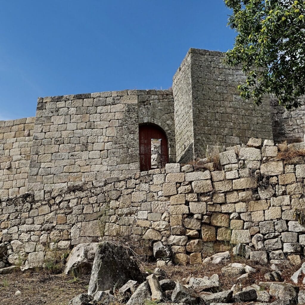 Castle of Carrazeda (ruins)