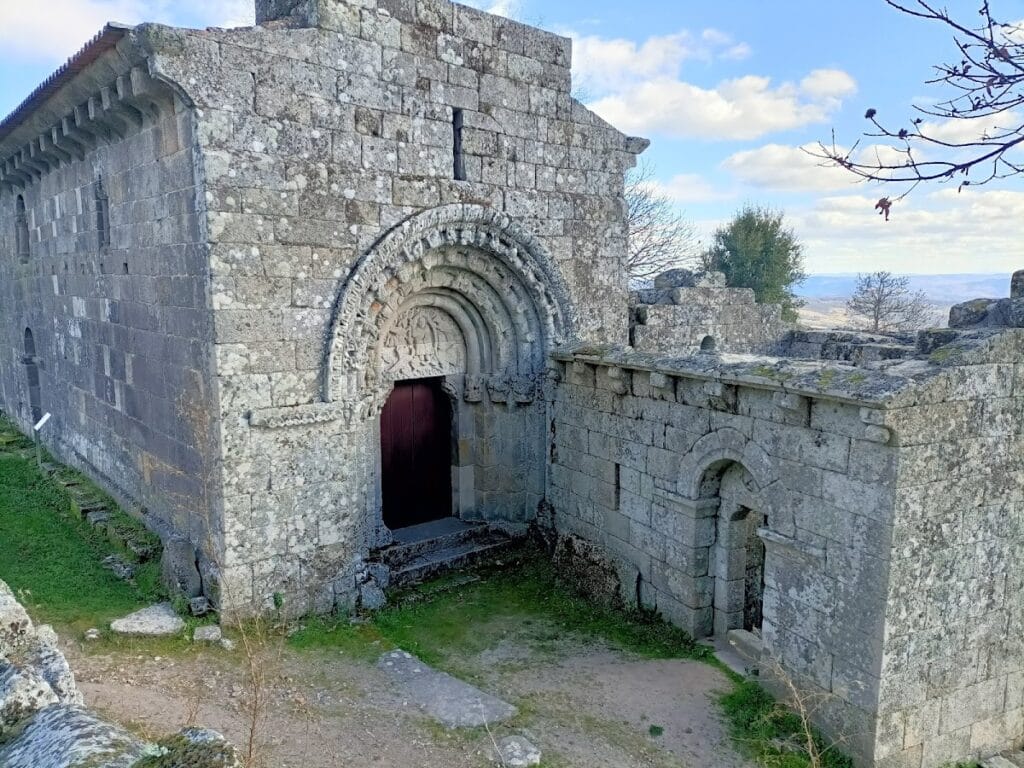Castle of Carrazeda (ruins)