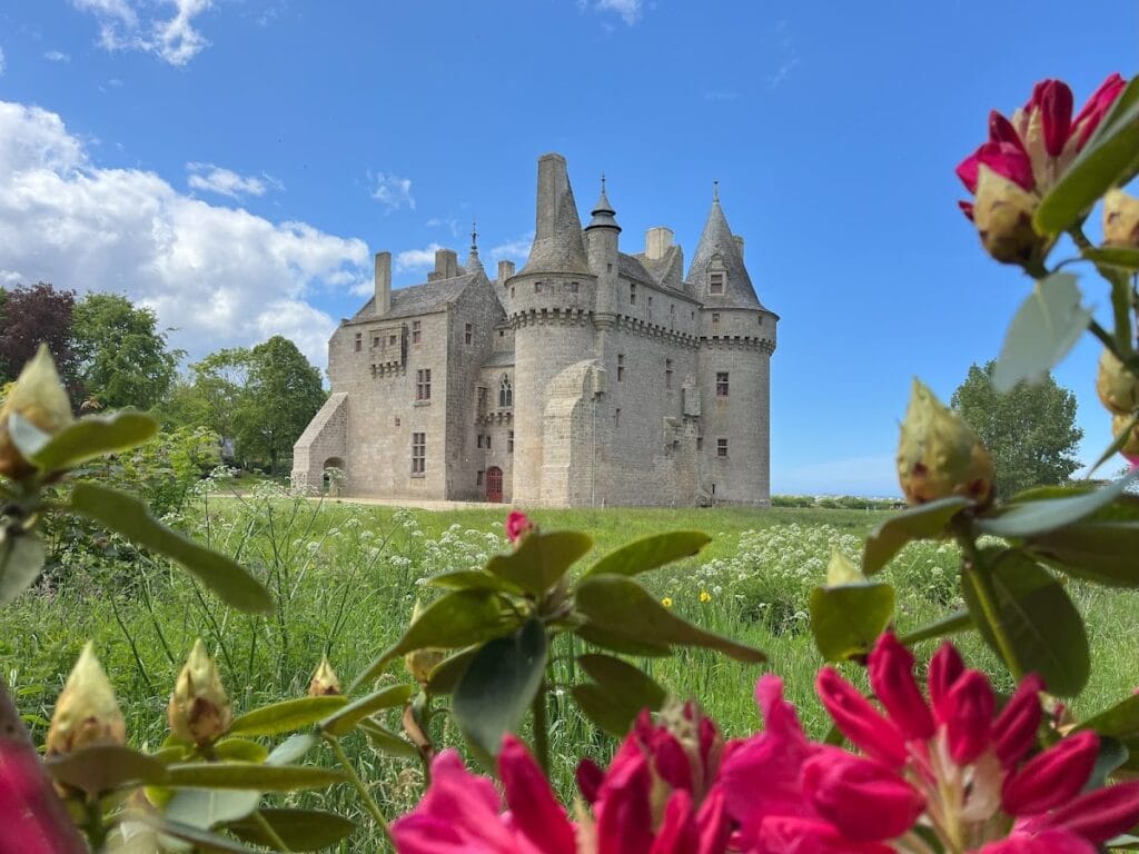 Château de Kérouzéré: A Medieval Fortress in Brittany 1 Château de Kérouzéré