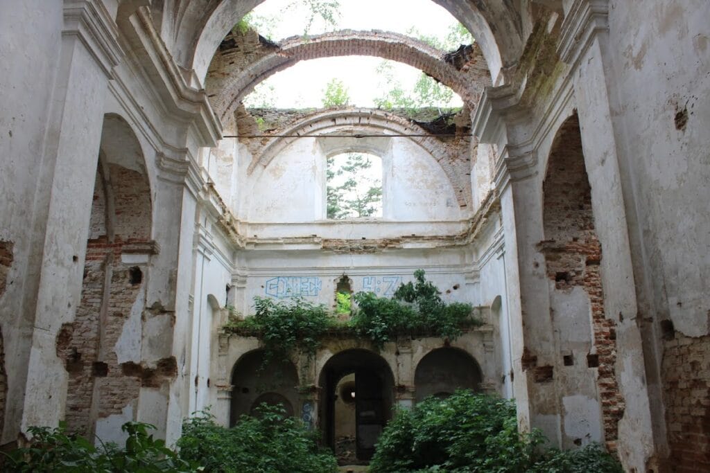 Taikury Castle: A Ruined Defensive Fortress in Ukraine 1 Taikury Castle