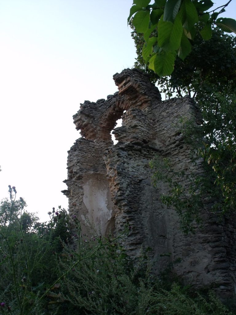 Taikury Castle: A Ruined Defensive Fortress in Ukraine