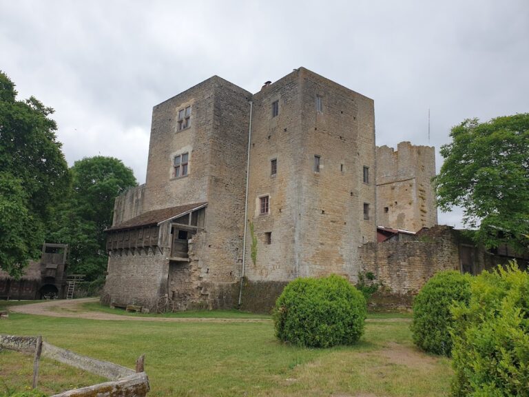 Château de Thil: A Medieval Fortress in Vic-sous-Thil, France