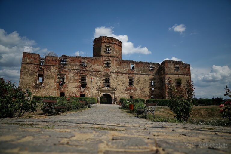 Lónyai Castle: A Historic Fortress in Medieșu Aurit, Romania