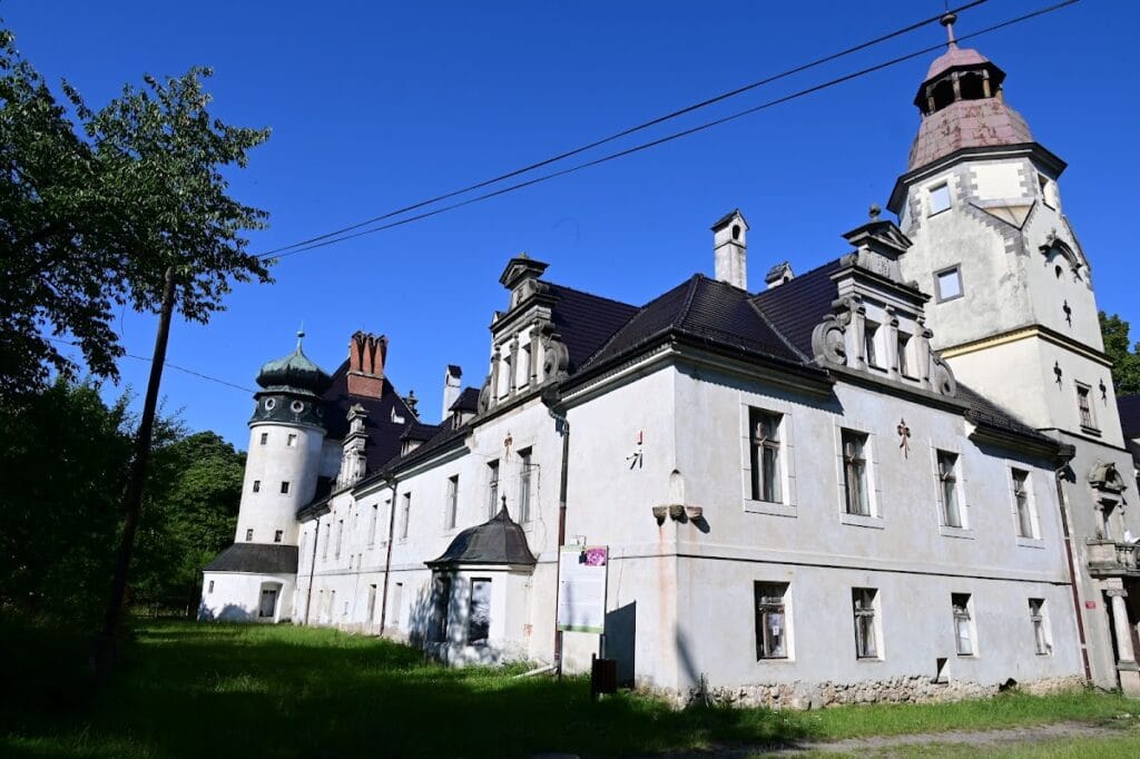 Palace in Dąbrowa