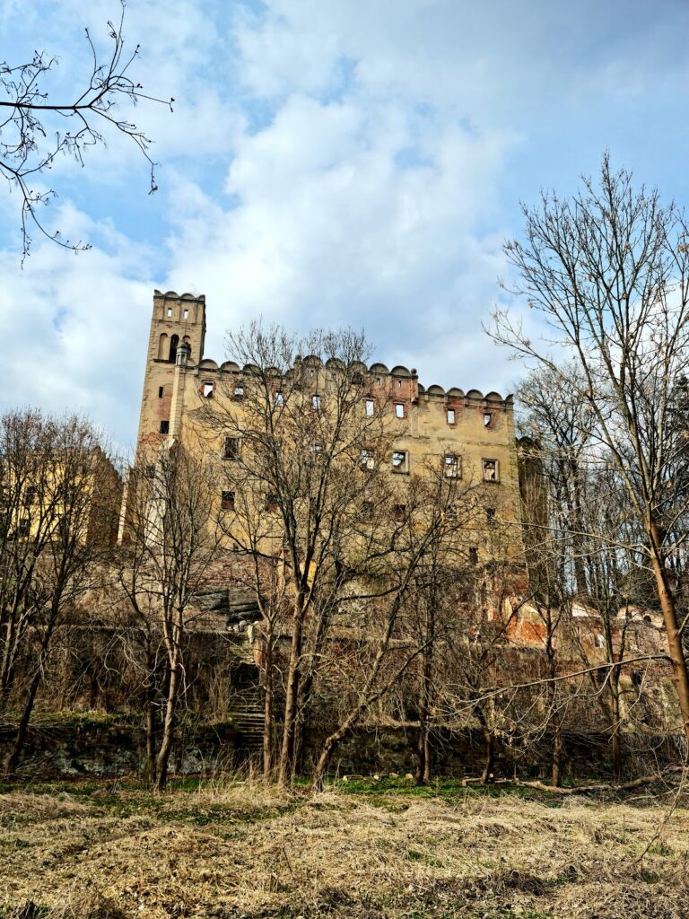 Ratno Dolne Castle: A Historic Noble Residence in Poland