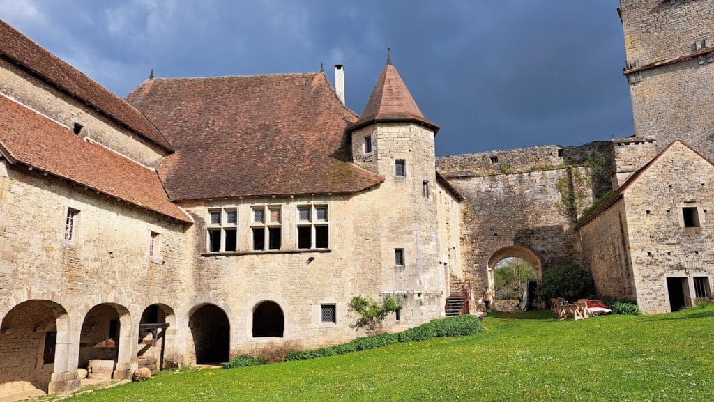 Château d'Oricourt: A Medieval Double-Enclosure Fortress in France 1 Château d'Oricourt