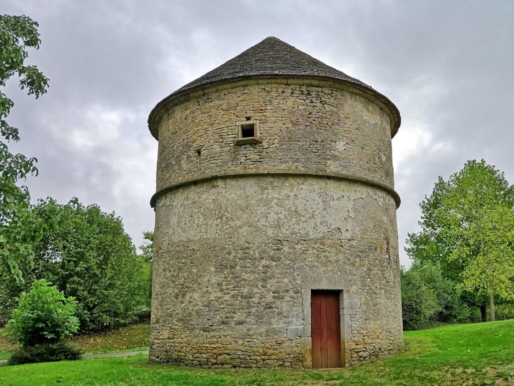 Château d'Oricourt: A Medieval Double-Enclosure Fortress in France 4 Château d'Oricourt