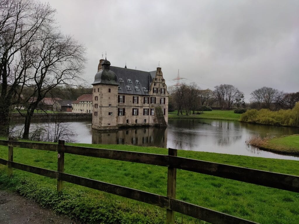 Haus Bodelschwingh: A Moated Castle Complex in Dortmund, Germany 1 Haus Bodelschwingh