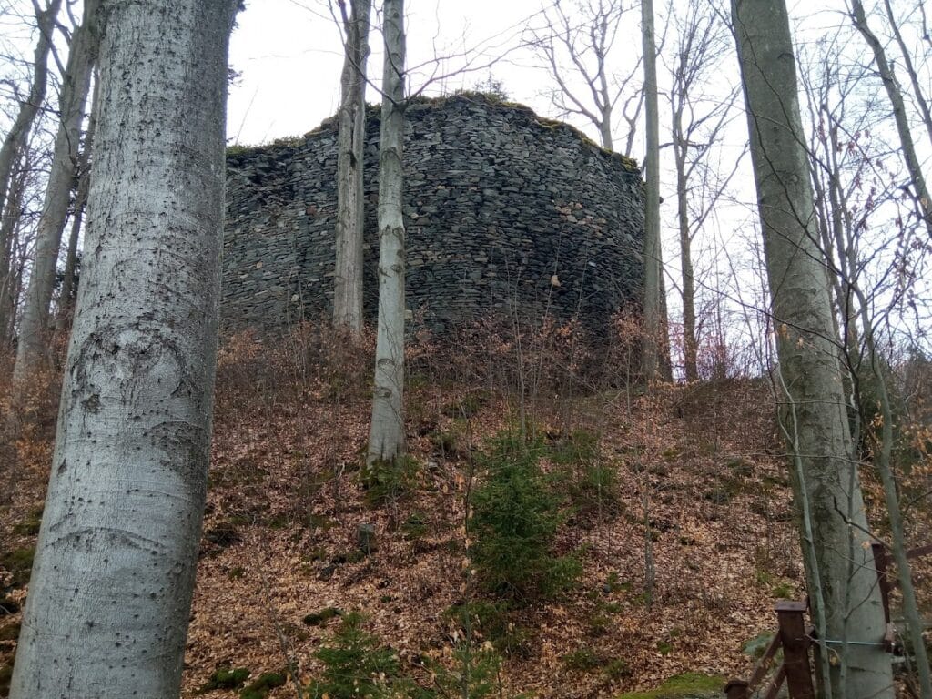 Szczerba Castle: A Medieval Fortress and Feudal Seat in Poland 1 Szczerba Castle