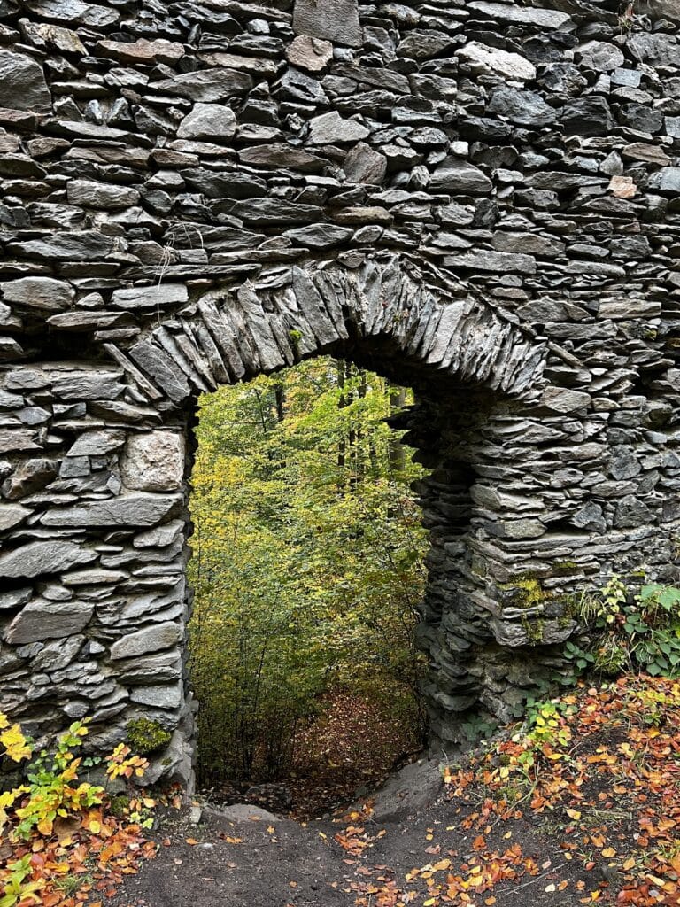 Szczerba Castle: A Medieval Fortress and Feudal Seat in Poland 2 Szczerba Castle