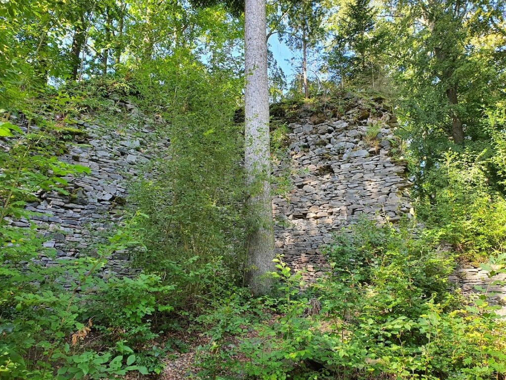 Szczerba Castle: A Medieval Fortress and Feudal Seat in Poland 3 Szczerba Castle