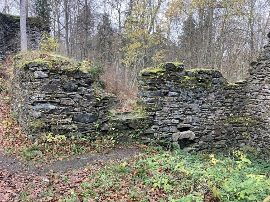 Szczerba Castle: A Medieval Fortress and Feudal Seat in Poland 4 Szczerba Castle
