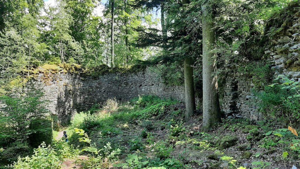 Szczerba Castle: A Medieval Fortress and Feudal Seat in Poland 5 Szczerba Castle