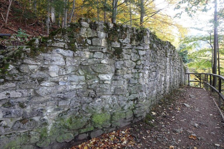 Pieniński Castle (Zamek Pieniński): A Medieval Mountain Refuge in Poland