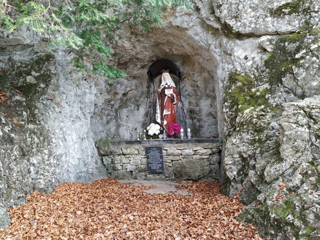 Pieniński Castle (Zamek Pieniński): A Medieval Mountain Refuge in Poland 2 Zamek Pieniński