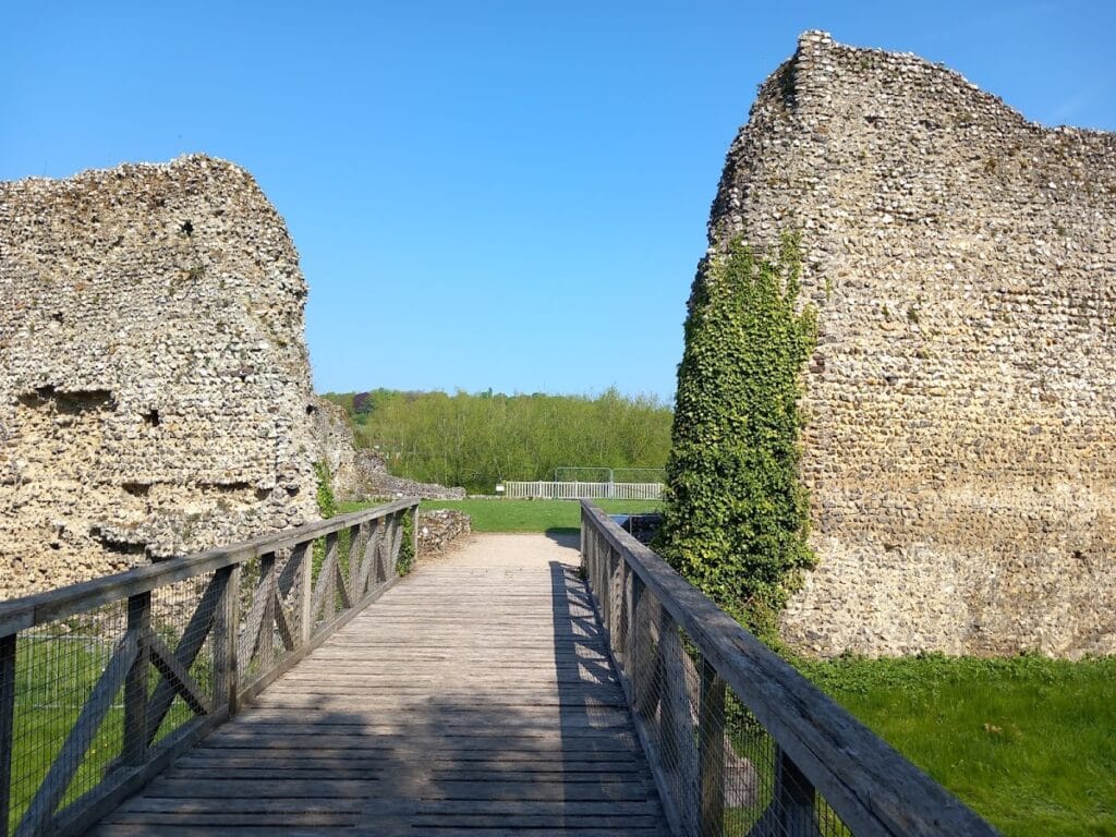 Eynsford Castle: A Medieval Fortification in Kent 1 Eynsford Castle