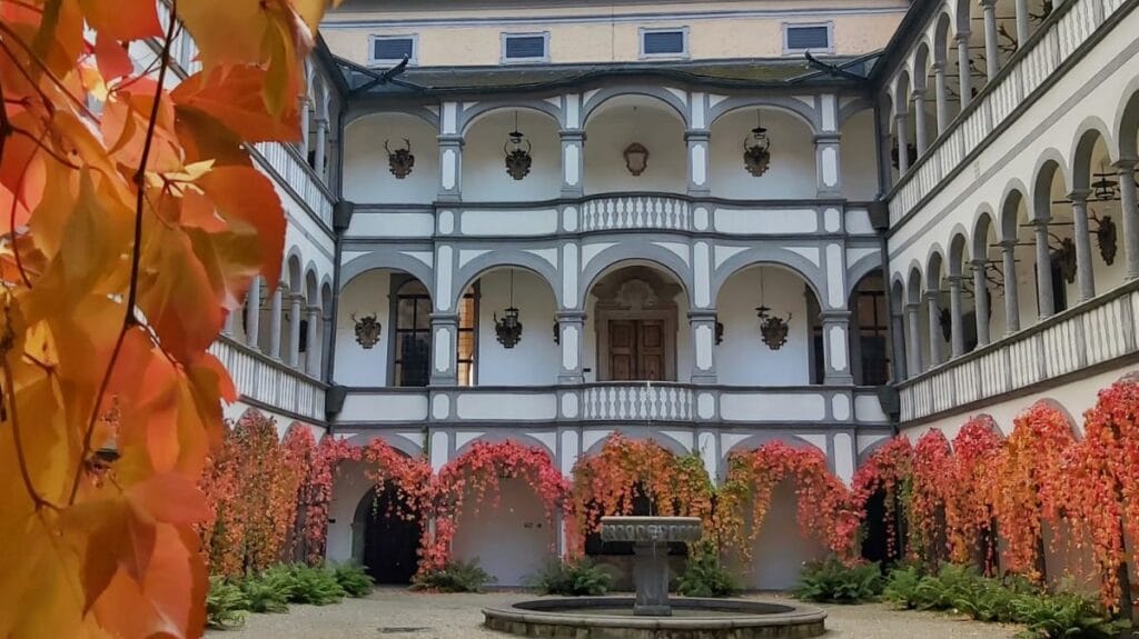 Greinburg: A Late-Medieval Residential Castle in Austria 1 Greinburg