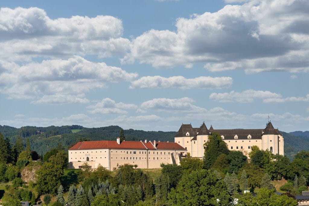 Greinburg: A Late-Medieval Residential Castle in Austria 3 Greinburg
