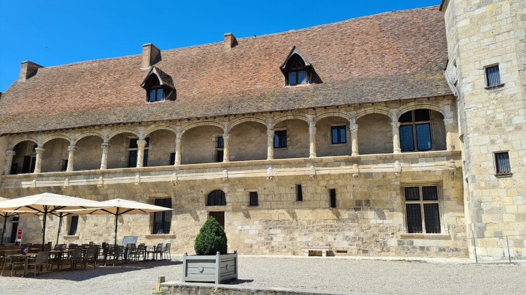 Château de Nérac: Residence of the Albret Dynasty and Navarrese Court 2 Château de Nérac