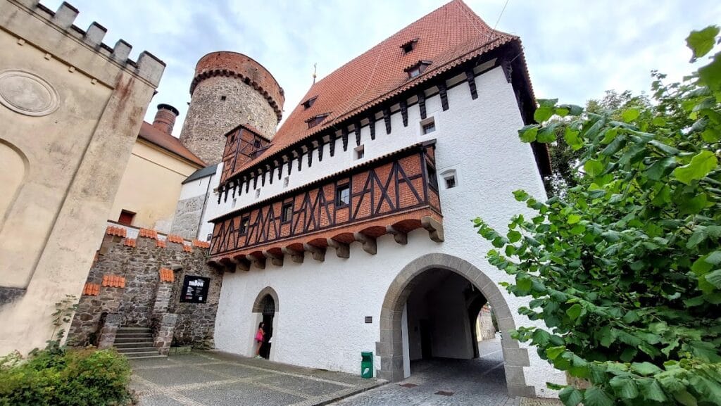 Kotnov: A Medieval Castle and Fortress in Tábor 2 Kotnov
