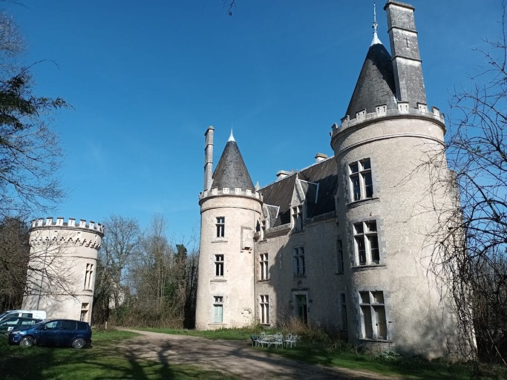 Château de Fougeret: A Historic Château in France 1 Château de Fougeret
