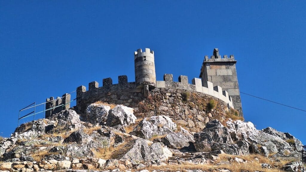 Castle of Folgosinho: A Medieval Fortification in Portugal 1 Castle of Folgosinho