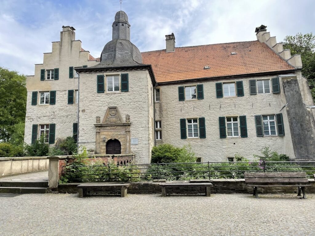 Wasserschloss Haus Dellwig: A Renaissance Water Castle in Dortmund 1 Wasserschloss Haus Dellwig