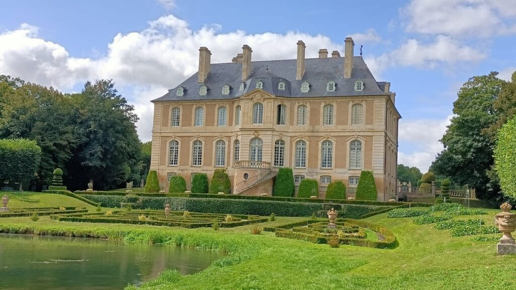 Château de Vendeuvre: An Eighteenth-Century Norman Country House in France 1 Château de Vendeuvre