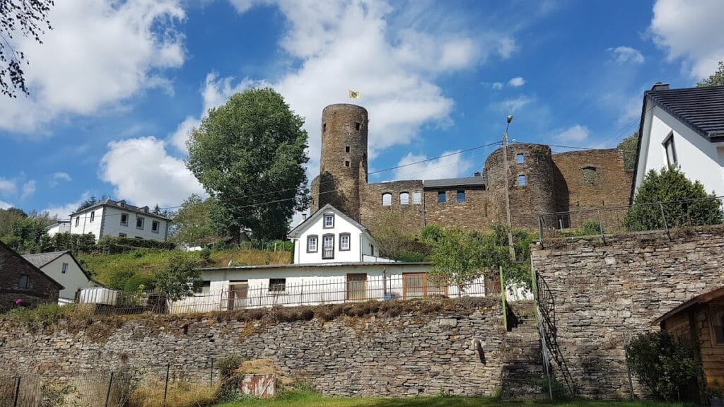Reuland Castle: A Medieval Hilltop Fortress in Belgium 3 Reuland Castle