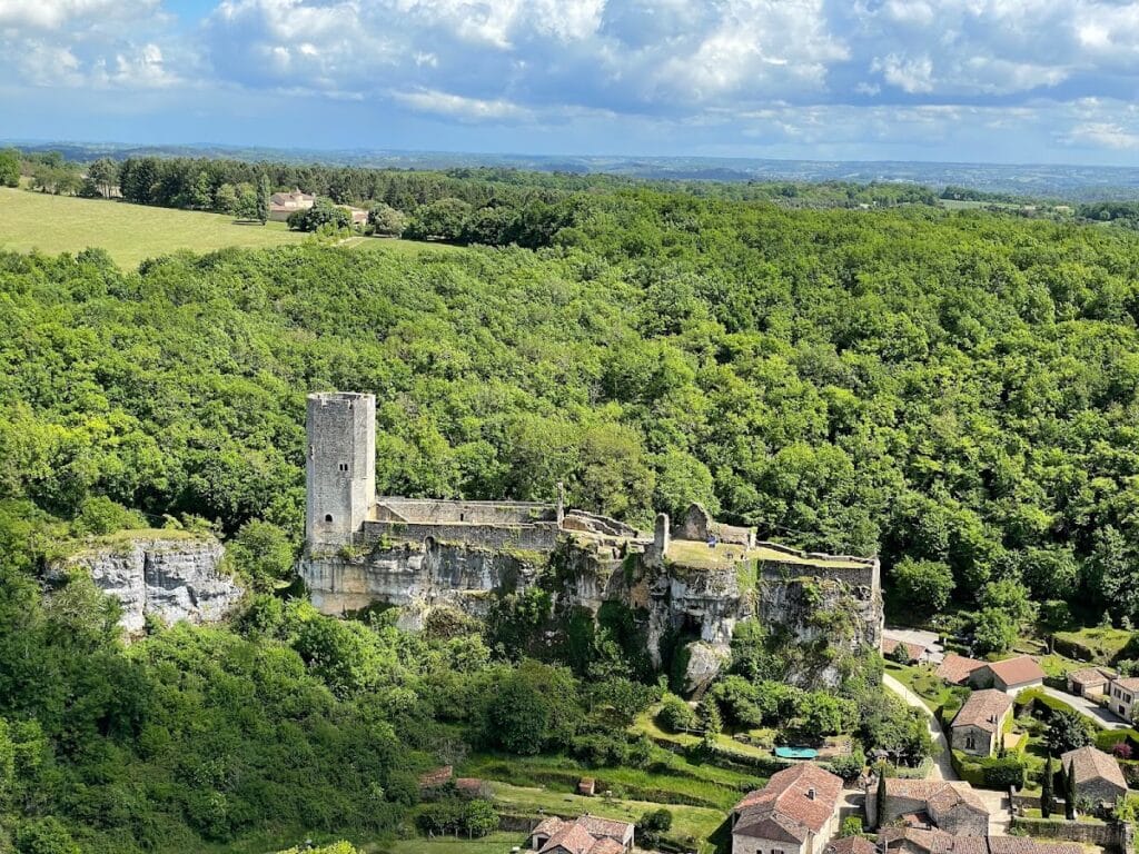 Château de Gavaudun: A Medieval Defensive Castle in France 1 Château de Gavaudun