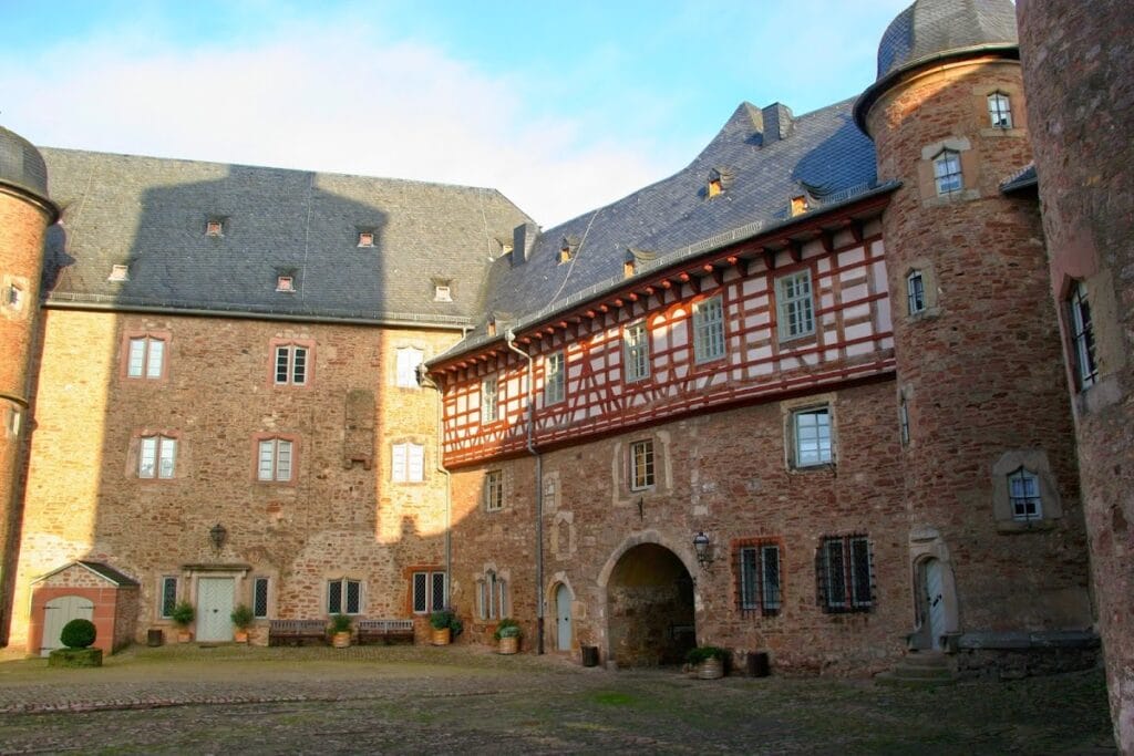 Schloss Steinau: An Early Renaissance Residence and Castle Complex in Germany 1 Schloss Steinau