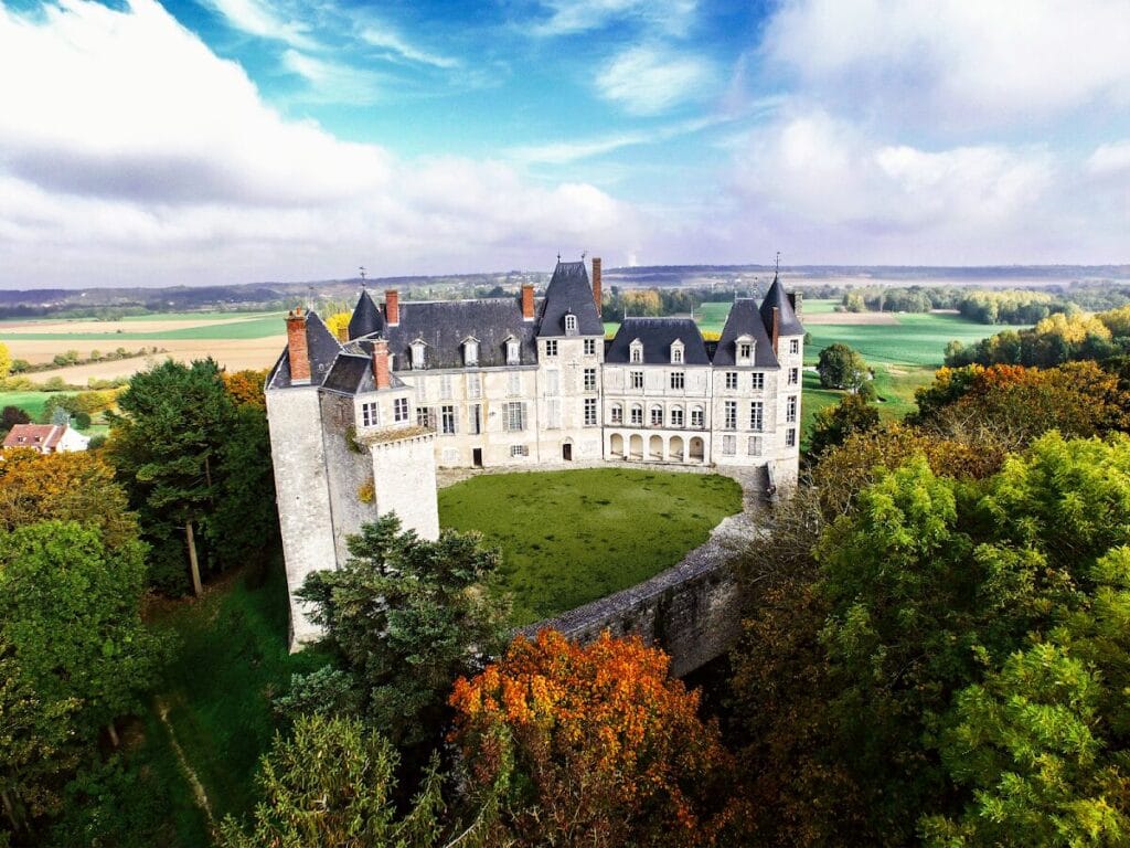 Château de Saint-Brisson-sur-Loire: A Medieval Palace-Fortress on the Loire 1 Château de Saint-Brisson-sur-Loire