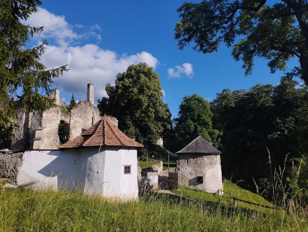 Sklabiňa Castle: A Medieval Administrative and Defensive Stronghold in Slovakia 1 Sklabiňa Castle