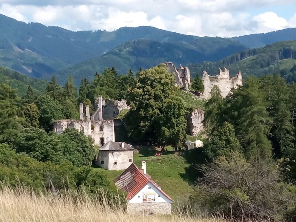 Sklabiňa Castle: A Medieval Administrative and Defensive Stronghold in Slovakia 2 Sklabiňa Castle