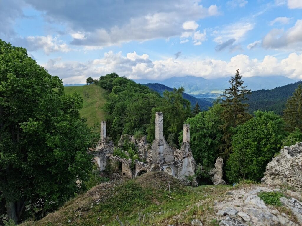 Sklabiňa Castle: A Medieval Administrative and Defensive Stronghold in Slovakia 3 Sklabiňa Castle