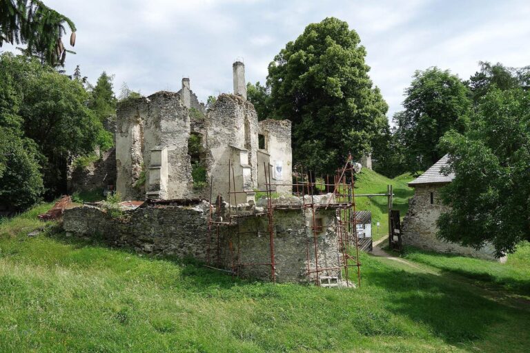 Sklabiňa Castle: A Medieval Administrative and Defensive Stronghold in Slovakia