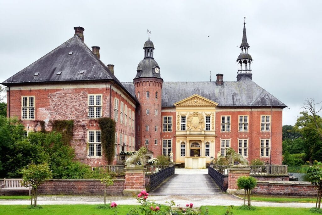 Schloß Gödens: A Water Castle and Ancestral Seat in Germany 1 Schloß Gödens