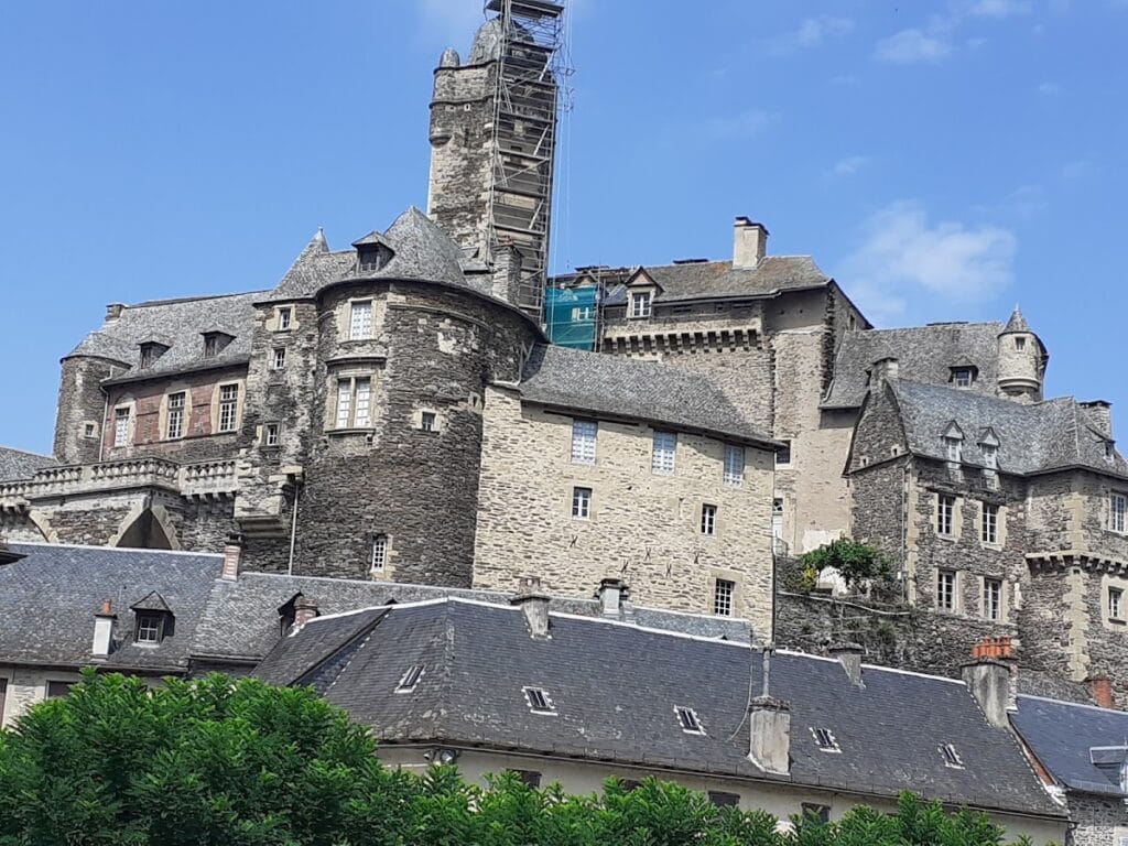 Château d’Estaing: A Historic Seigneurial Residence in France 1 Château d'Estaing