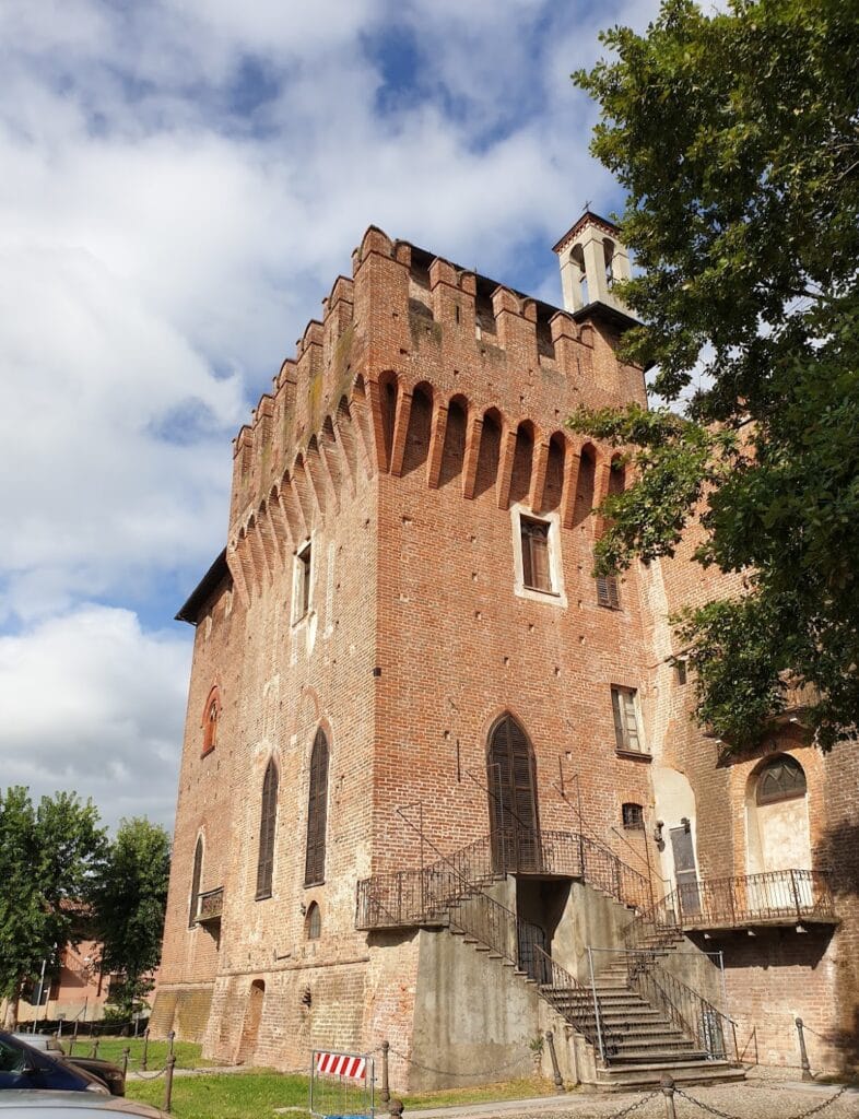San Colombano Castle: A Medieval Fortified Enclosure in Italy 1 San Colombano Castle
