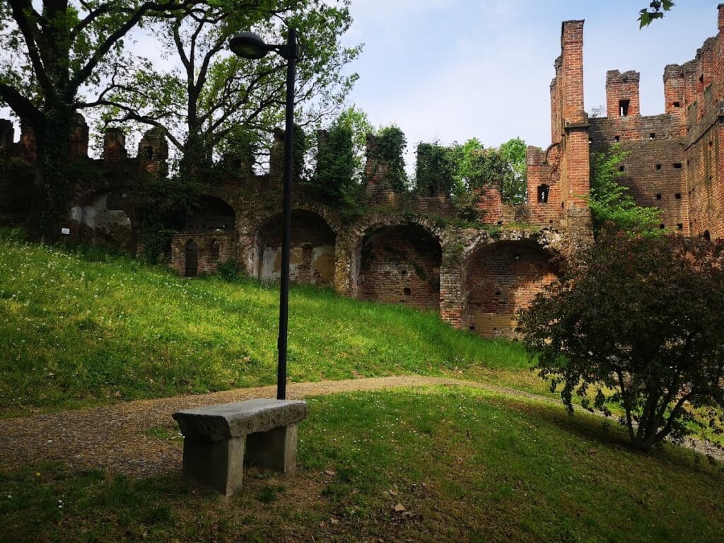San Colombano Castle: A Medieval Fortified Enclosure in Italy 3 San Colombano Castle