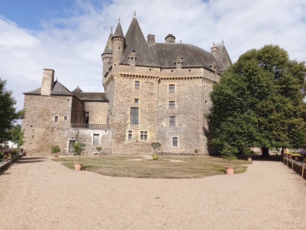 Château de Jumilhac: A Historic Castle in Jumilhac-le-Grand, France 8 Château de Jumilhac